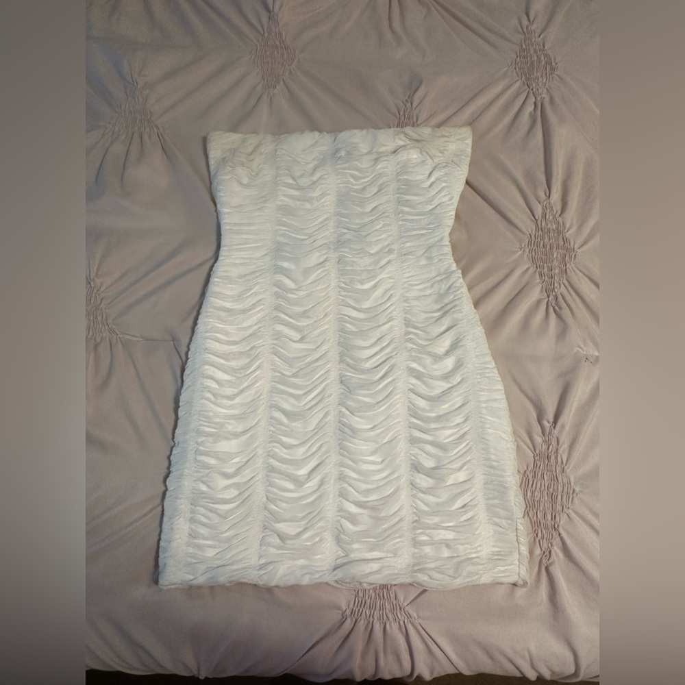 Elegant White Strapless Dress